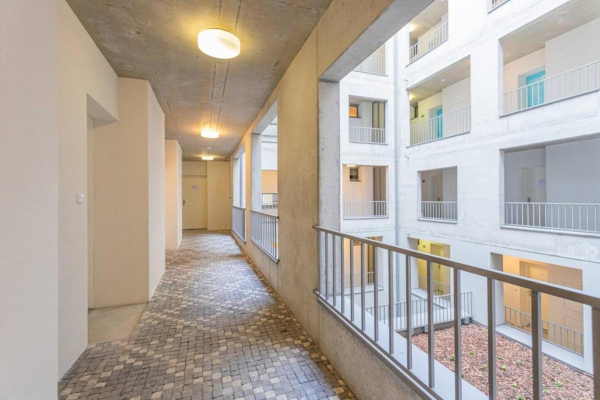 12 Min Centrum, 200mb Wifi, Onsite Supermarket Apartment *