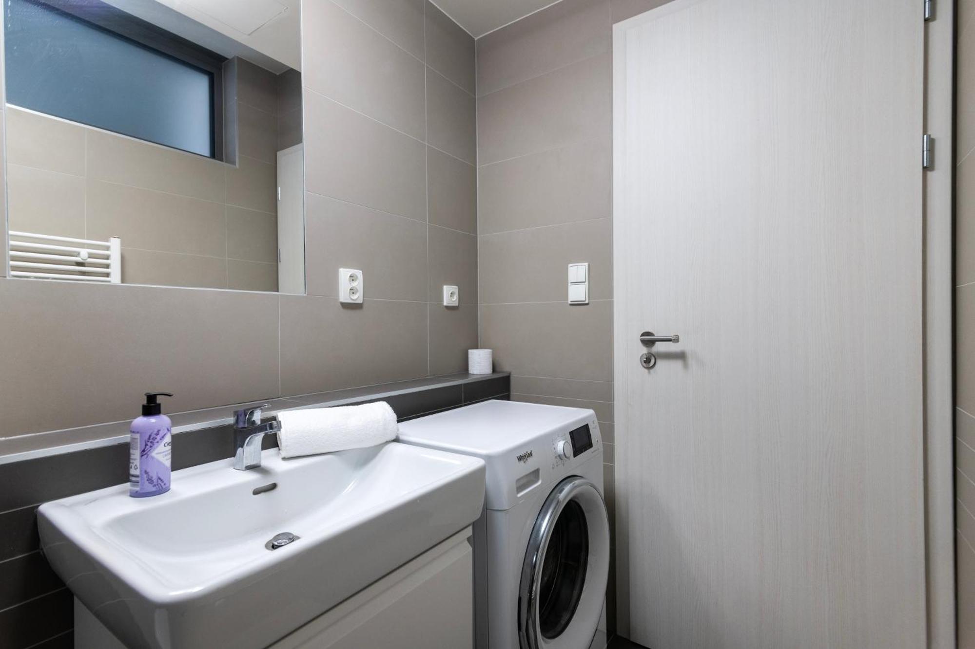 12 Min Centrum, 200mb Wifi, Onsite Supermarket Apartment